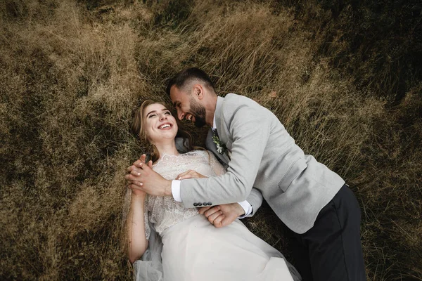 Casamento Elegante Casal Tem Monte Diversão Alegria Enquanto Aprecia Braços — Fotografia de Stock