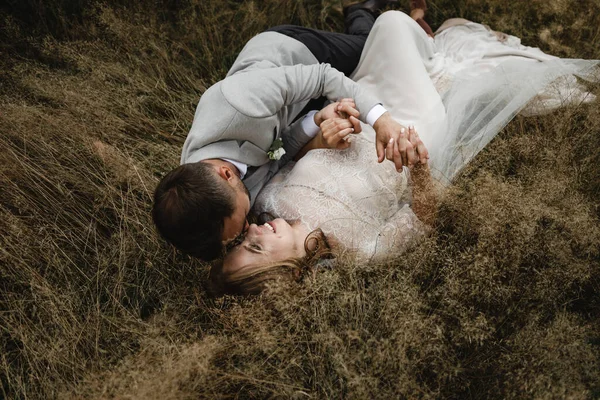 Casamento Feliz Casal Está Deitado Grama Rindo Muito Noivo Noiva — Fotografia de Stock