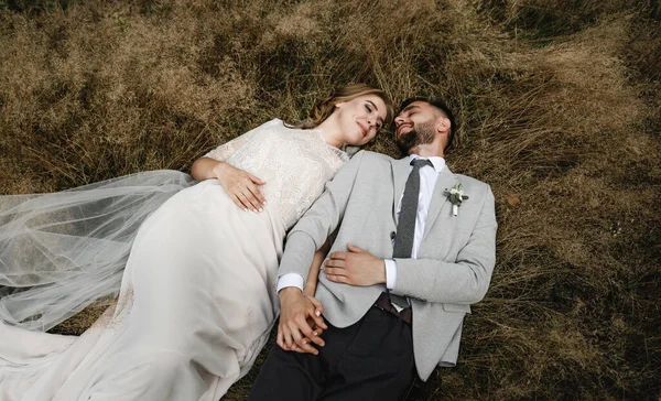 Casamento Elegante Casal Tem Monte Diversão Alegria Enquanto Aprecia Braços — Fotografia de Stock