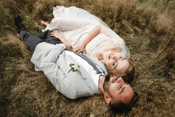 Vacker Fantastisk Glad Brud Och Snygg Brudgum Ligger Gräset Och — Stockfoto