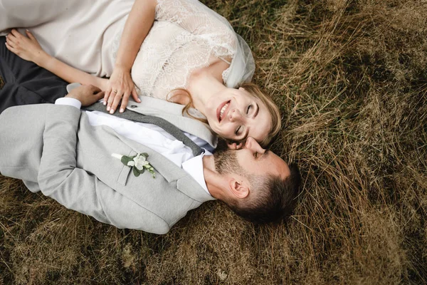 Casamento Feliz Casal Está Deitado Grama Rindo Muito Noivo Noiva — Fotografia de Stock