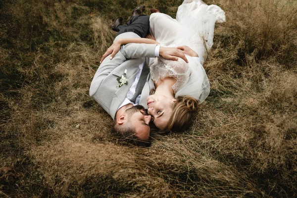 Casamento Feliz Casal Está Deitado Grama Rindo Muito Noivo Noiva — Fotografia de Stock