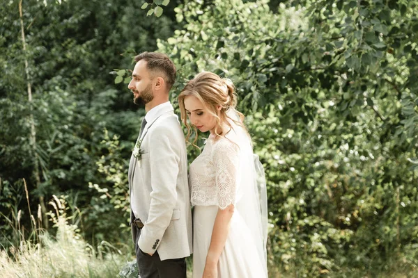 Noiva Noivo Dia Casamento Andando Livre Natureza Primavera Apenas Casado — Fotografia de Stock