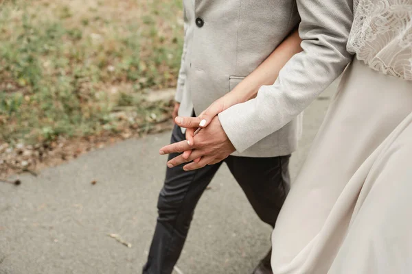 Noiva Feliz Alegre Noivo Andar Dia Casamento Parque Olhar Para — Fotografia de Stock