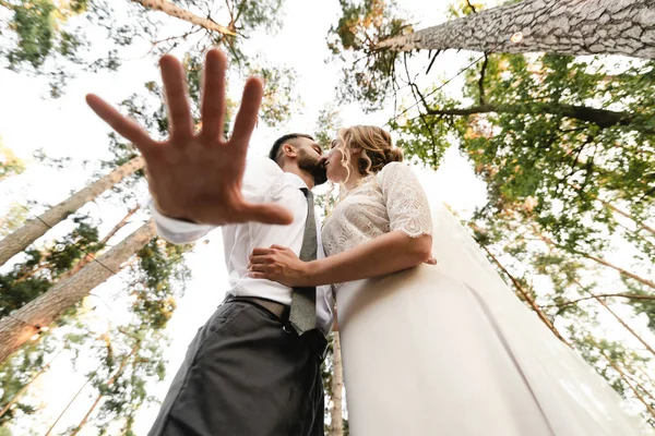 Brudgummen Och Bruden Kyssa Utsikten Underifrån Brudgummens Hand Förgrunden Kreativ — Stockfoto