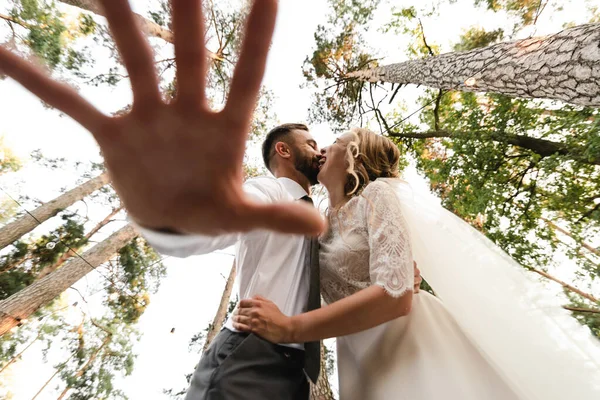 Brudgummen Och Bruden Kyssa Utsikten Underifrån Brudgummens Hand Förgrunden Kreativ — Stockfoto