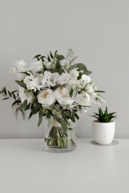 Bir vazo suyun içinde duran güzel bir düğün buketi. Gelinin buketi. Çiçekçi. Düğün süsleri. Anneler Günü. 8 Mart Çiçekler