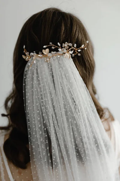 Genç bir gelin için güzel bir düğün saç stili. sağlıklı saçlar. Düğün güzellik salonu. Gelin duvağı. Kadınlar için saç kesimi