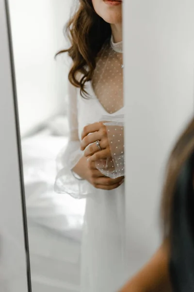 Close Van Elegante Diamanten Ring Vinger Met Grijze Sjaal Achtergrond — Stockfoto