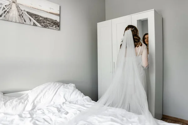 Réflexion Dans Miroir Une Belle Mariée Mariée Cérémonie — Photo