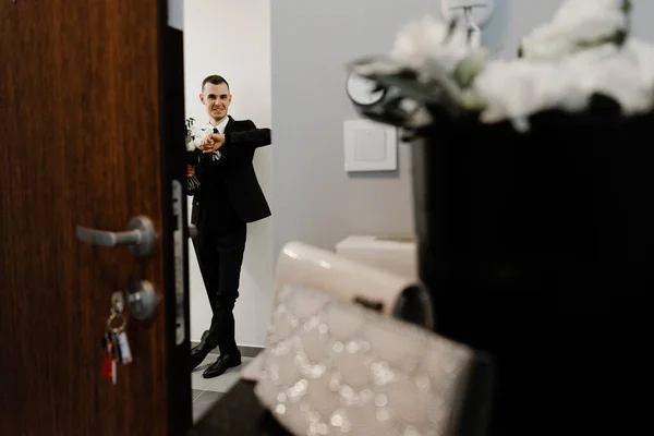 Novio Está Esperando Novia Pie Debajo Puerta Celebración Ramo Boda — Foto de Stock