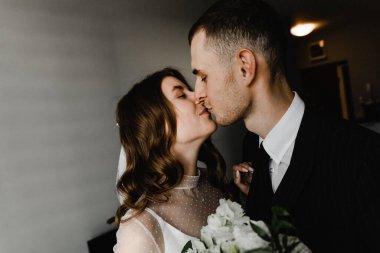 Sevgili gelin damatla ilk buluşmayı bekliyor. Düğünde yeni evlilerle tanışmak. Güzel ve mutlu çift öpüşüyor ve sarılıyor.