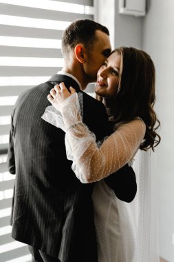 Sevgili gelin damatla ilk buluşmayı bekliyor. Düğünde yeni evlilerle tanışmak. Güzel ve mutlu çift öpüşüyor ve sarılıyor.