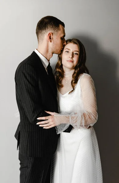 Couple Mariage Tient Près Mur Ordinaire Beaux Vêtements Mariage Mariée — Photo