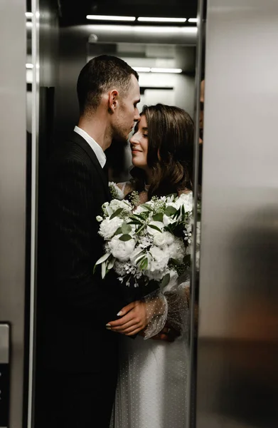Νεόνυμφοι Φιλιούνται Καθώς Κλείνουν Πόρτες Του Ασανσέρ Γαμπρός Και Νύφη — Φωτογραφία Αρχείου