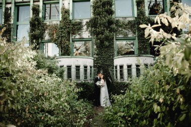 Düğün günü damada dokunmak, parkta bir çift buluşması, neşeli bir çift, sakallı gülen damat neşeli bir geline bakar.