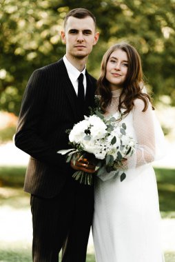 Hoş bir çift. Gelin ve damadın düğün günü. Botanik bahçesinde yürüyüşe çıkmış yeni evliler. Bir kız ve bir erkek portresi. Yeni evliler aşık.