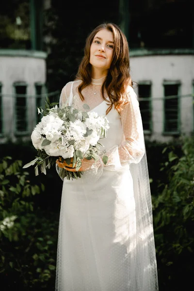 Belle Jeune Mariée Promène Avec Bouquet Fleurs Long Sentier Dans — Photo