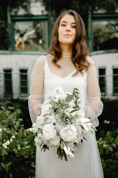 Belle Jeune Mariée Promène Avec Bouquet Fleurs Long Sentier Dans — Photo