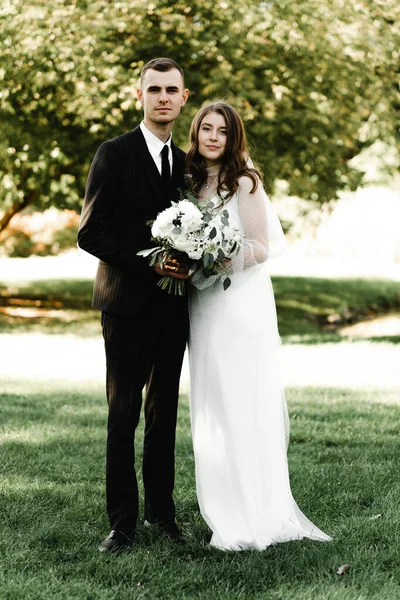 Belo Casal Dia Casamento Noiva Noivo Recém Casados Passeio Jardim — Fotografia de Stock