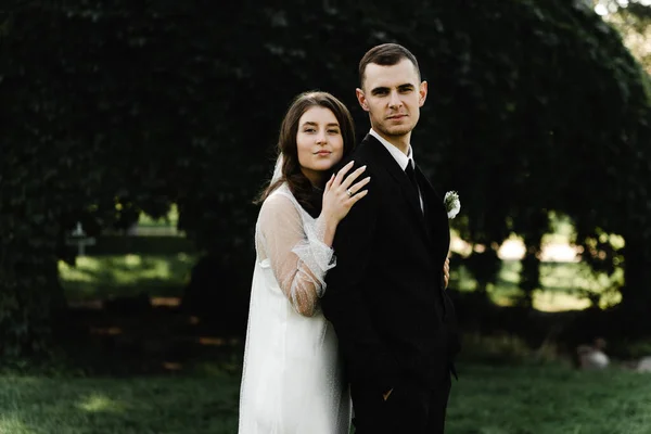 Élégant Beau Couple Mariage Européen Jeunes Mariés Dans Nature Marié — Photo