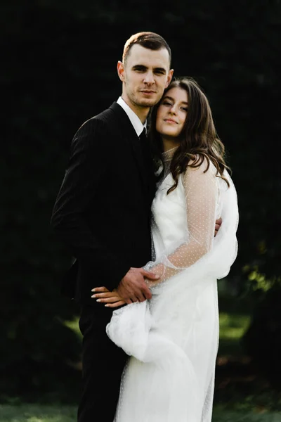 Encantadora Pareja Boda Increíbles Recién Casados Tienen Momento Romántico Jardín —  Fotos de Stock
