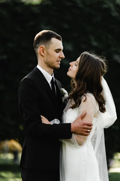 Schönes Hochzeitspaar Erstaunliche Frischvermählte Verbringen Eine Romantische Zeit Botanischen Garten — Stockfoto