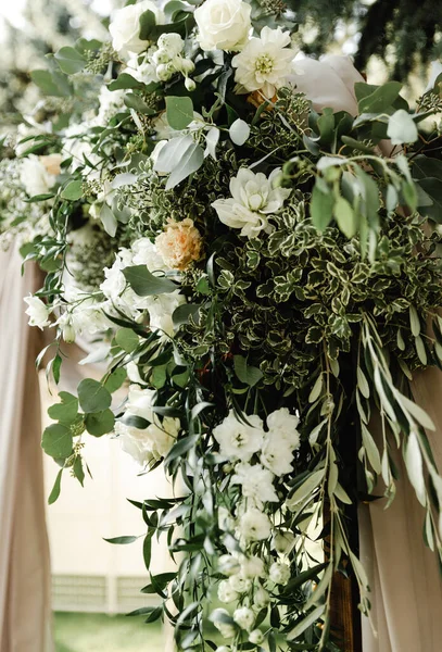 Düğün süsleri. Çiçekleri temsil ediyor. Çiçeklerle birlikte dekoratif duruyor.