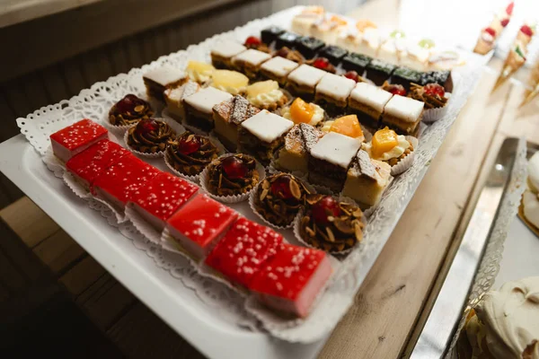 Caramelle Nuziali Tavolo Festivo Pieno Diversi Tipi Dolci Regalo Nozze — Foto Stock