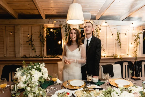 Noiva Bonita Jovem Noivo Estão Mesa Casamento Que Comida Festiva — Fotografia de Stock