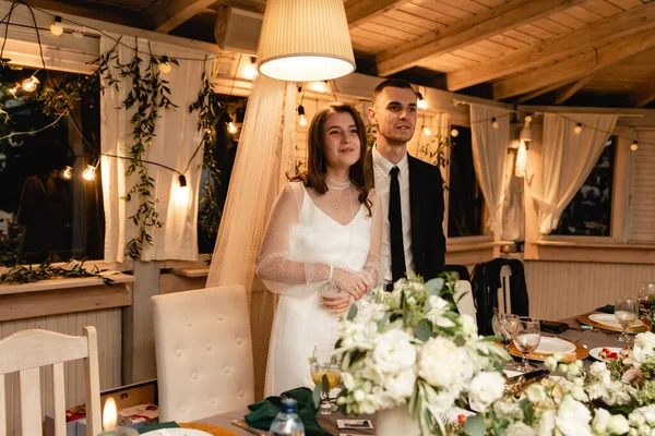 Noivo Noiva Ficam Mesa Madeira Casamento Decorada Com Flores Floristas — Fotografia de Stock