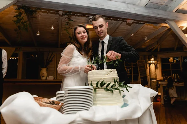 Vőlegény Menyasszony Együtt Vágták Fel Esküvői Tortát Romantikus Környezetben Fehér — Stock Fotó