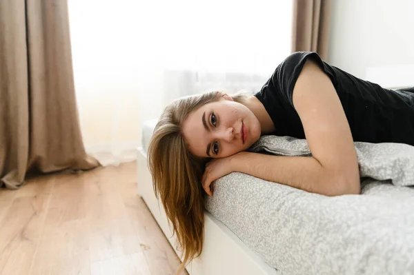 Sexig Ung Flicka Glatt Ligger Sängen Tjej Med Huvudet Ner — Stockfoto