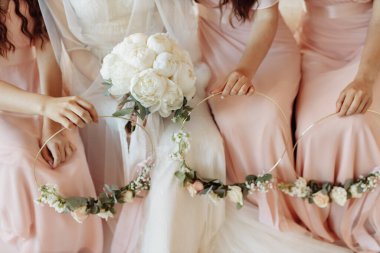 Düğün detayları. Gelinin buketi. Peonie 'ler. Gelin toplantıları. Değerli taşlı alyanslar..