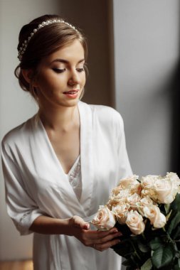 Düğün cüppeli güzel gelin düğüne gidiyor. Gelinin kafasında bir halka. Gelin eve gidiyor. Mutlu kız. Şakayık gelin buketi