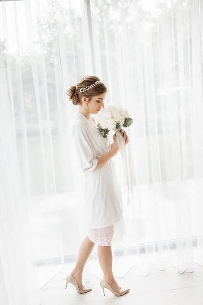 Mooie Bruid Met Een Wit Gewaad Gaat Naar Huis Kosten — Stockfoto