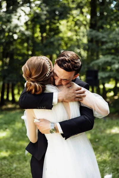 Noivo Noiva Lêem Promessas Outro Enquanto Cerimônia Casamento Anéis Troca — Fotografia de Stock