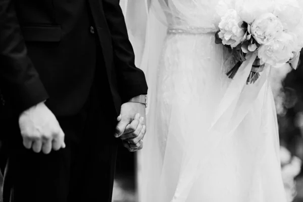 Vacker Bröllopsceremoni Bröllop Båge Bakgrunden Brudgummen Med Nesty Glada Nygifta — Stockfoto