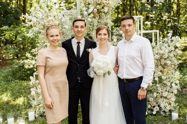 Die Frischvermählten Werden Mit Familie Und Freunden Fotografiert Große Gruppe — Stockfoto