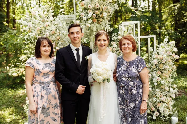 Recém Casados São Fotografados Com Familiares Amigos Grande Grupo Pessoas — Fotografia de Stock