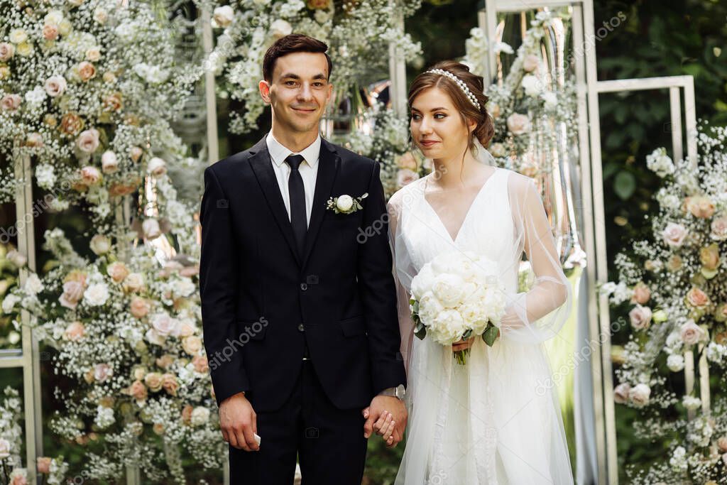 Ceremonia De Boda Donde Los Recién Casados Están De Pie El Novio Y La Novia Están En La Calle 1768