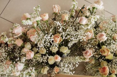 Güzel mumlar ve farklı renklerle dekore edilmiş düğün masası. Sofrada şenlikli yemekler var. düğün ziyafeti.