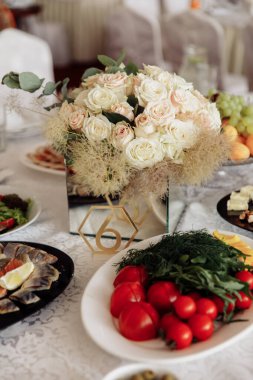 Şenlikli yiyecekler düğün masasında yatıyor. Misafirler için açık büfe. Savurgan bir ziyafet. Düğün büfesi. farklı peynirler. Misafirler için bir masa. düğün hediyesi