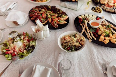 Şenlikli yiyecekler düğün masasında yatıyor. Misafirler için açık büfe. Savurgan bir ziyafet. Düğün büfesi. farklı peynirler. Misafirler için bir masa. düğün hediyesi