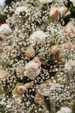 Güzel çiçeklerle süslenmiş bir kemer şeklinde düğün fotoğrafı bölgesi. Düğün kemeri. Düğün süsleri. Tatil detayları. farklı güller.