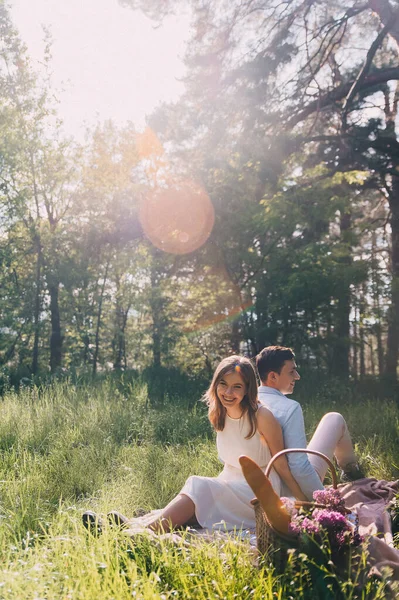 Picnic Para Los Amantes Feliz Pareja Joven Pasar Tiempo Aire —  Fotos de Stock