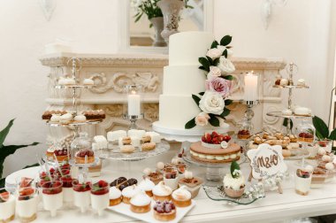 Çikolatanın arasında duran güzel bir düğün pastası. Güzel masa. Ziyafet masası. bayram yemeği. Tatlı şenlik masası.