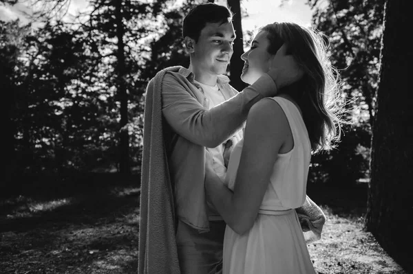 Hermosa Pareja Enamorada Divertirse Parque Jóvenes Corren Sosteniendo Una Manta — Foto de Stock