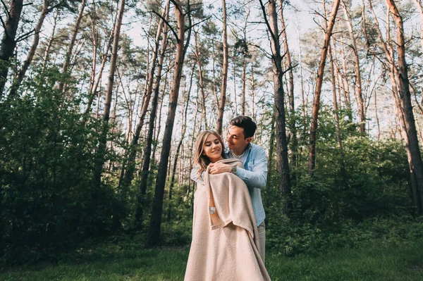 Chico Vestido Con Estilo Suavemente Abraza Novia Lago Parque Atardecer —  Fotos de Stock