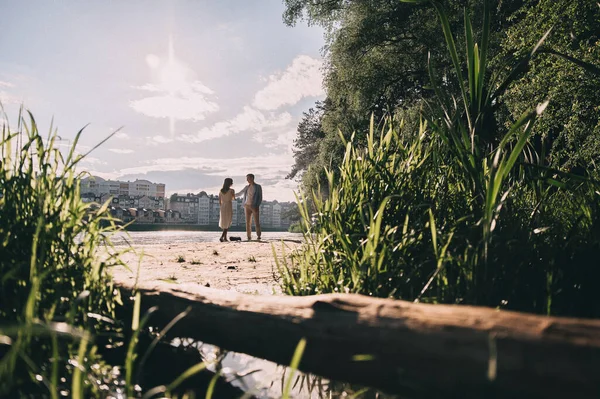 Felice Giovane Coppia Persone Corrono Vicino Lago Tenendosi Mano Gettando — Foto Stock